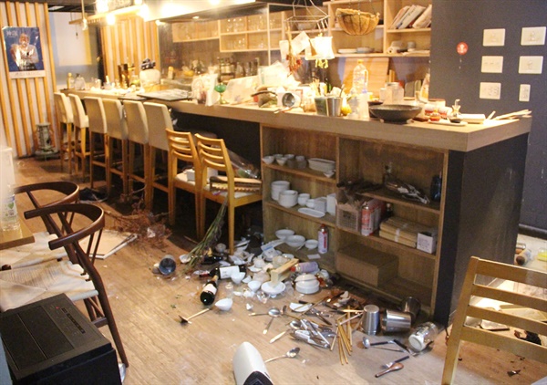 16일 일본 동북부에서 발생한 규모 7.3 지진의 영향으로 후쿠시마의 한 식당 식기구들이 바닥에 엎질러져 있다. 