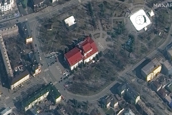 미국의 민간 위성관측 회사 맥사 테크놀로지가 배포한 14일 마리우폴 극장의 위성사진. 빨간 지붕의 마리우폴 극장 앞 바닥에 러시아어로 크게 어린이(дитя)라는 단어가 써져 있었으나, 추후 공격당했다.