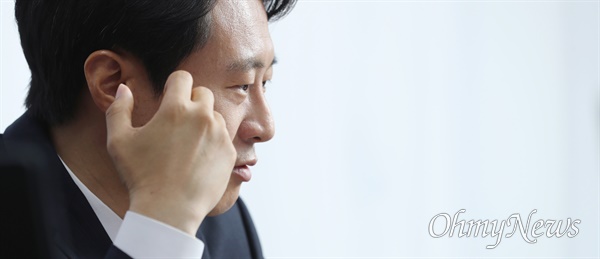 이탄희 더불어민주당 의원이 17일 서울 여의도 국회 의원회관에서 대선 평가 및 더불어민주당 향후 쇄신 방향에 대해 '오마이뉴스'와 인터뷰 하고 있다.