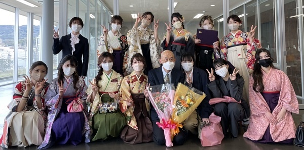          일본 대학에서는 졸업식　때　주로 하카마라(袴)라는 일본 옷을 입습니다.？