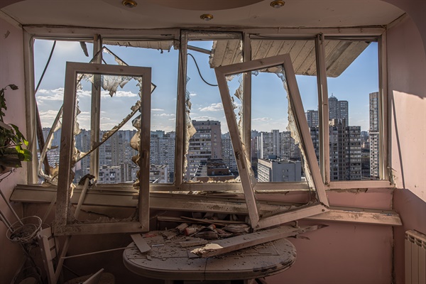 17일(현지시각) 우크라이나 키이우의 한 아파트에 창문과 가구들이 파손돼 있다. 전날 밤 러시아군에 의한 포격이 있었다.