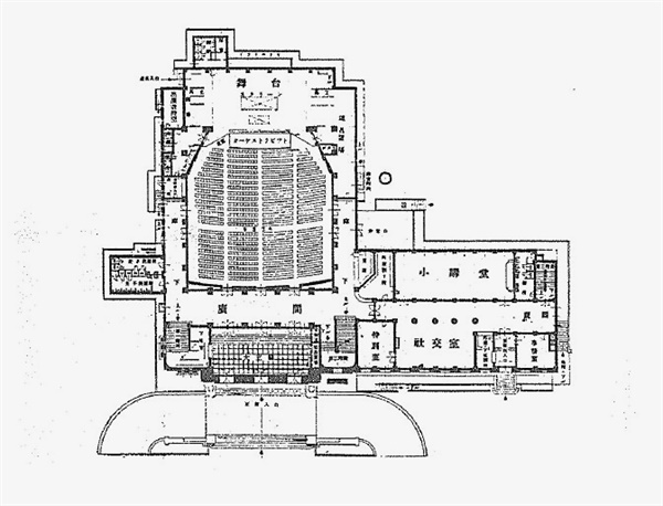 L자형 평면은 부지와 지형에 순응하여 결정되었다. 세로축 본관의 대강당과 가로축 별관 중강당 등의 평면 구성을 볼 수 있다. L자 왼쪽 맨 아래가 시계탑이다. 대강당은 액자무대라 부르는 프로시니엄(Proscenium) 설계다.