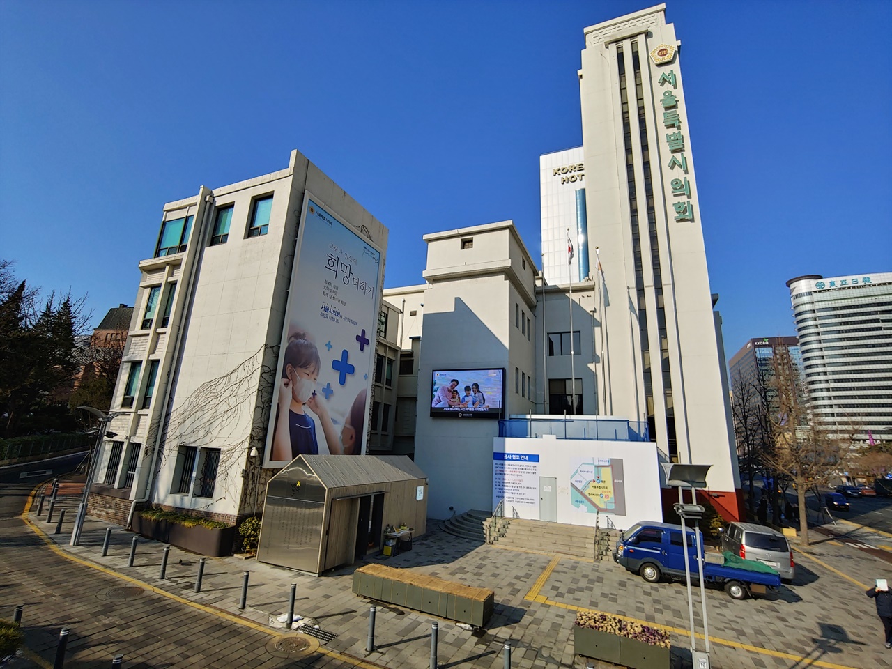 서울시의회로 사용 중인 집 주출입구 부위다. 영욕의 현대사를 떠 안으며, 그나마 비교적 잘 보존된 경우다.