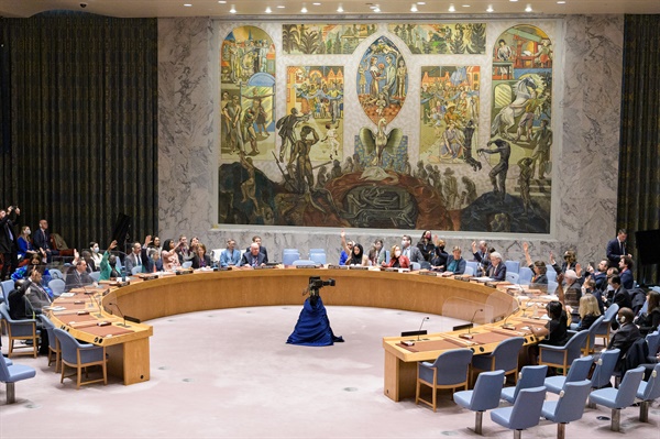 17일(현지시각) 뉴욕 유엔본부에서 열린 유엔 안전보장이사회 회의에서 대표들이 투표를 하고 있다.
