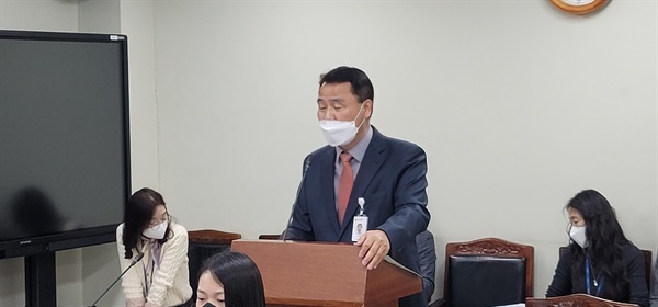 
김동혁 의회사무국장이 위원들의 질문에 답변하고 있다.
 
 
