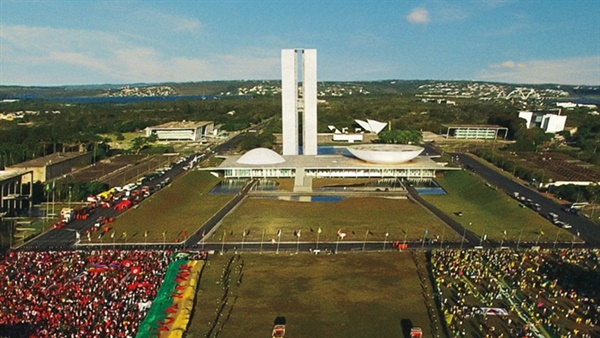 브라질 민주주의의 위기를 다룬 다큐멘터리 <위기의 민주주의-룰라에서 탄핵까지>의 한 장면