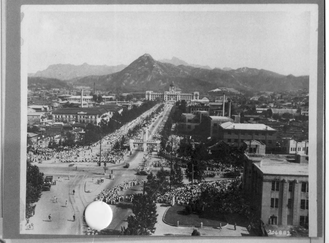 1948년 8월 15일 대한민국 정부 수립일의 광화문, 중앙청, 북악산 풍경