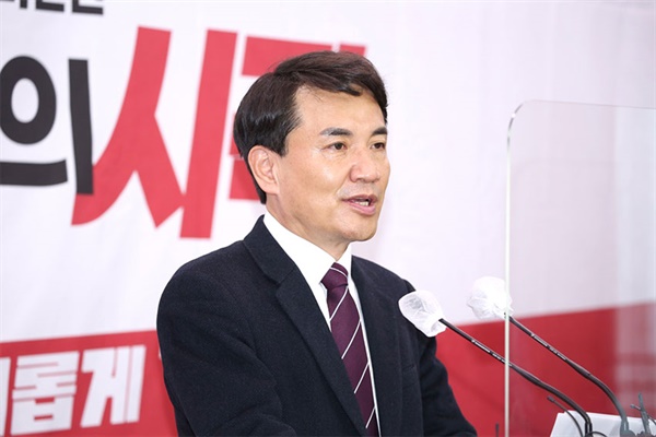 김진태 전 국회의원이 23일 강원도청 브리핑룸에서 6.1지방선거 강원도지사 출마를 선언하고 있다.