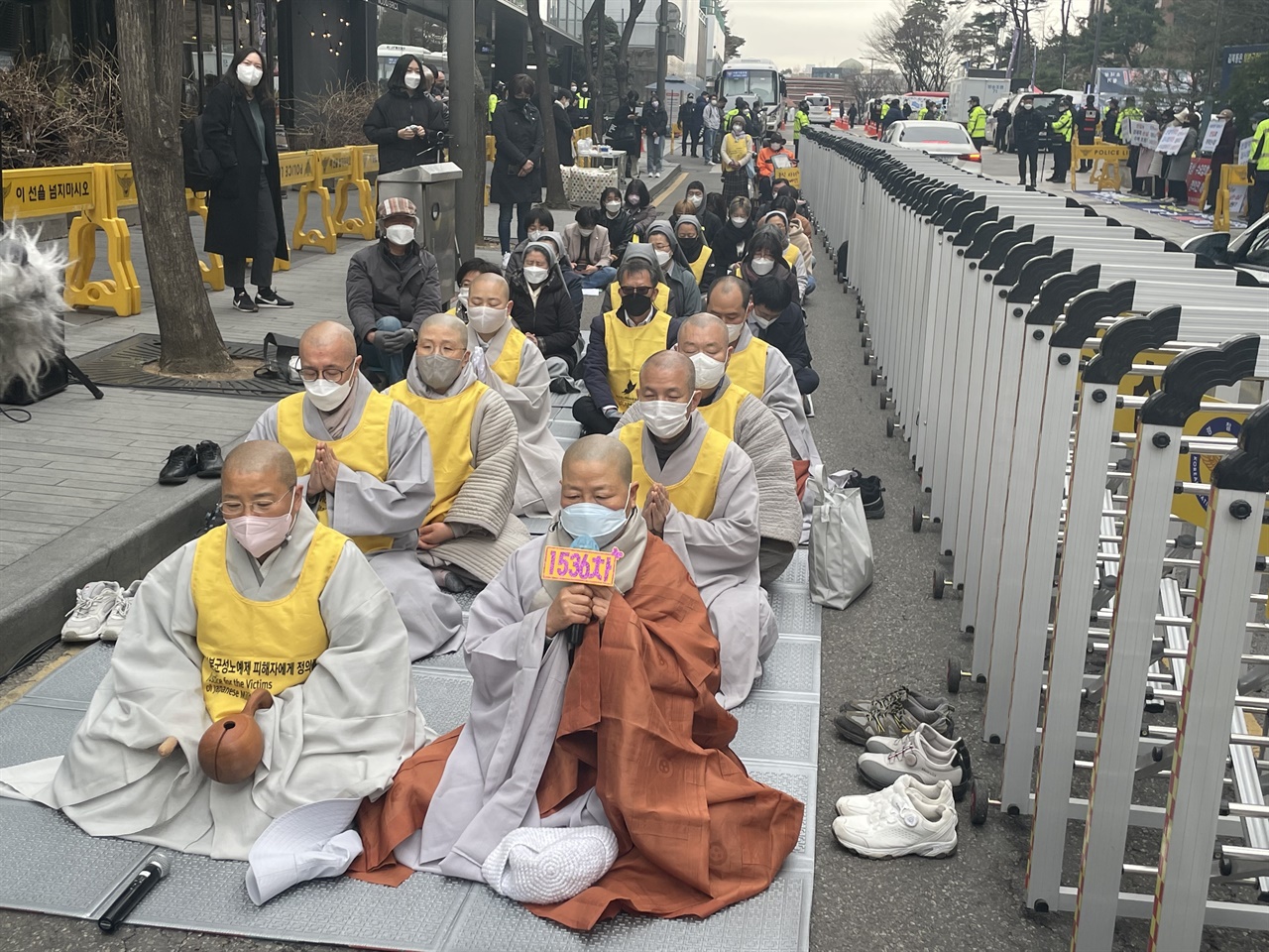 2022년 3월 23일 일본군성노예제 문제 해결을 위한 정기 수요시위에서 대한불교조계종 스님들이 기도를 하고 있다.