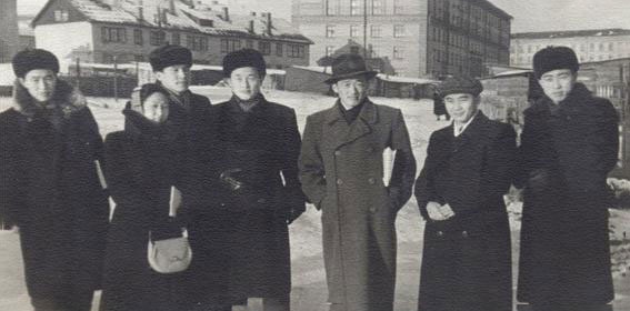 1956년 11월 국립영화대학교 기숙사 앞.왼쪽부터 정린구, 김순자, 허웅배(허진), 한대용(한진), 리경진(리진), 김종훈,리진황