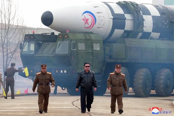 북한이 지난 3월 24일 김정은 국무위원장의 지도 아래 신형 대륙간탄도미사일(ICBM) '화성-17형' 시험발사를 단행했다고 25일 조선중앙통신이 보도했다.