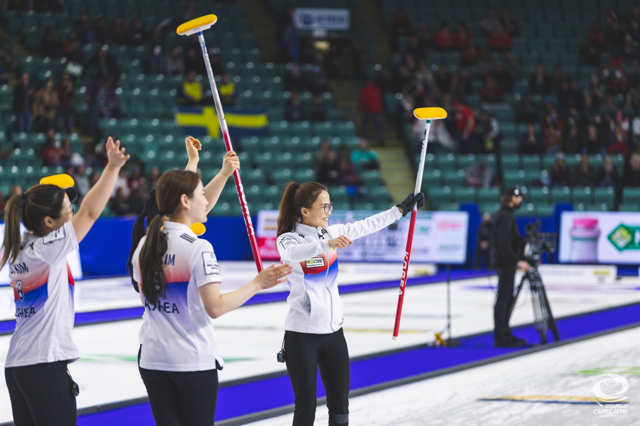  2022 여자컬링세계선수권에서 결승에 진출한 '팀 킴' 선수들이 프린스조지에 찾은 캐나다 교민들에게 인사하고 있다.