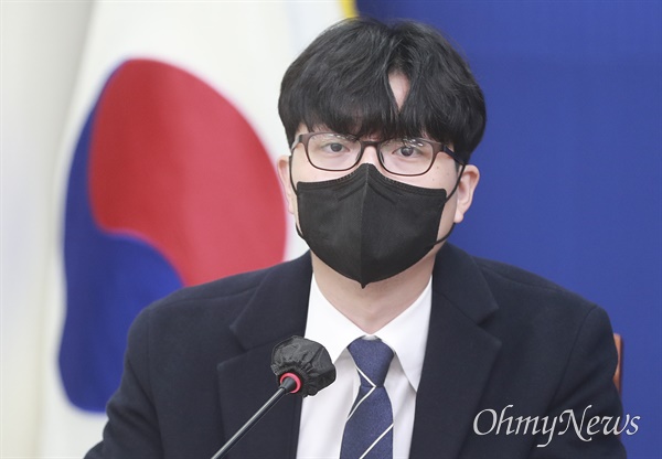 더불어민주당 권지웅 비상대책위원이 3월 28일 서울 여의도 국회에서 열린 비상대책위원회의에서 발언하고 있다.