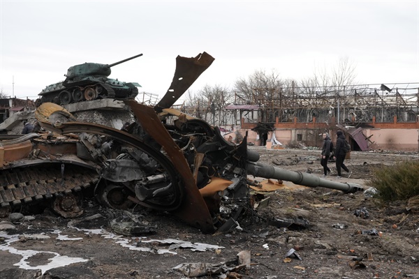 3월 28일(현지시각) 우크라이나 수도 키이우에서 동쪽으로 약 400km 정도 떨어진 트로스트시아네츠 마을에서 청소년들이 부서진 러시아 탱크를 보고 있다.