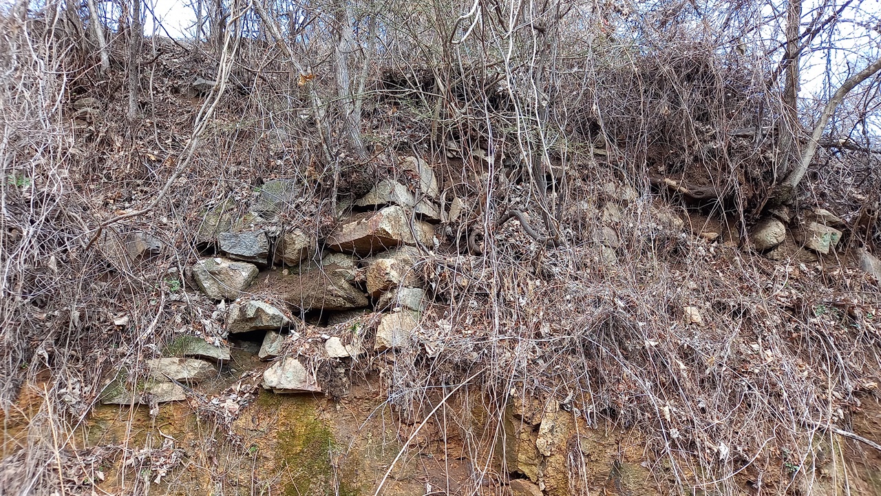 중성산에는 칠중성 성벽의 흔적이 남아 있다.