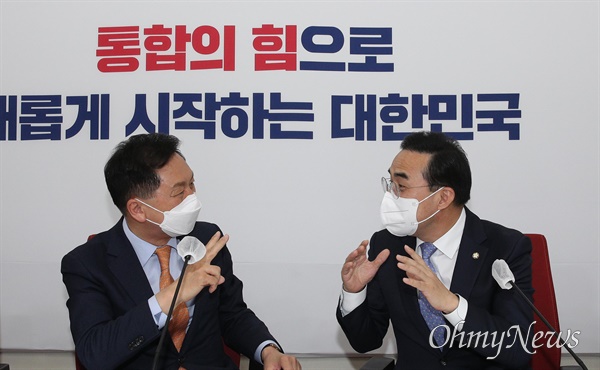 박홍근 신임 더불어민주당 원내대표(오른쪽)가 지난 3월 29일 오후 국회에서 김기현 국민의힘 원내대표를 예방 인사를 나누고 있다