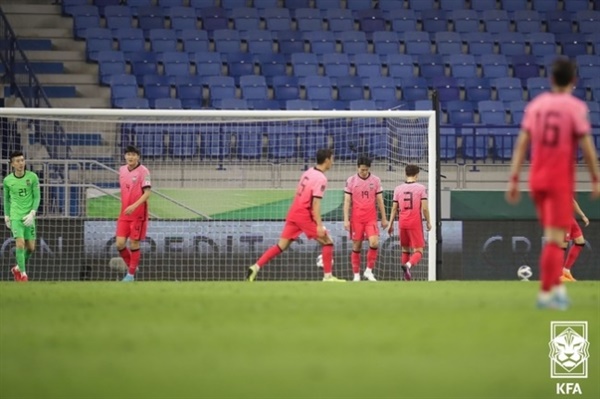 한국대표팀 벤투호가 UAE와의 월드컵 최종예선 마지막 경기에서 무기력하게 0-1로 패했다.