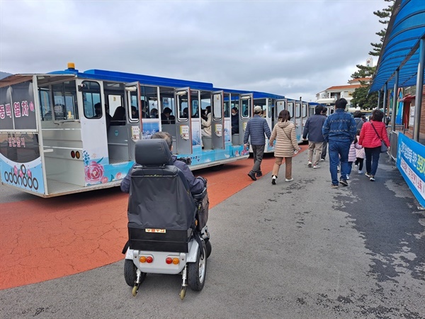 오동도를 오가는 동백열차에는 장애인이 타고 내릴 수 있는 휠체어리프트가 설치되어 있다는데 사전 정보를 알지 못해 이용을 못했다. 보다 적극적인 홍보가 아쉽다.