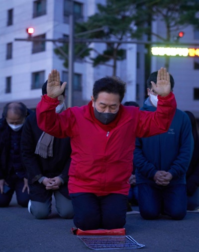 조영달 서울시교육감 예비후보가 지난 28일 새벽 서울시교육청 앞에서 통성기도를 하고 있다. 