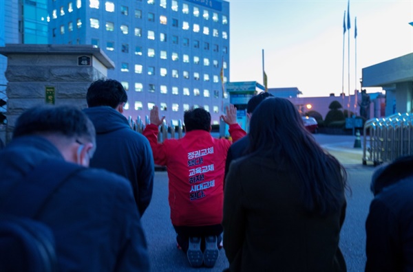 조영달 서울시교육감 예비후보가 지난 28일 새벽 서울시교육청 앞에서 통성기도를 하고 있다. 