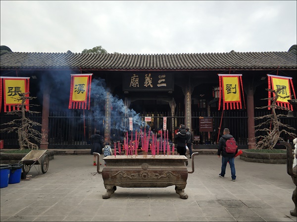 중국 사천성 청두(유비 촉나라) 무후사 사당에 걸어놓은 한나라 유비, 관우, 장비 이름표 모습.