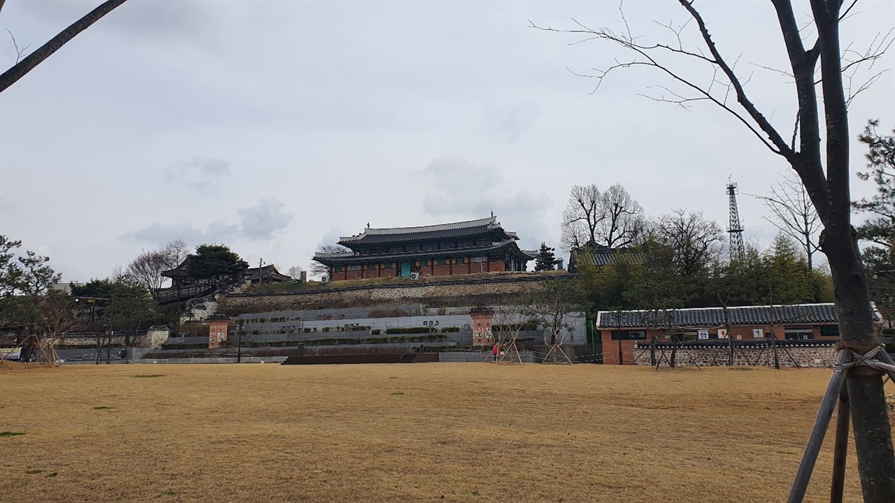 근래에 조성된 용흥궁광장 언덕 윗편에는 한옥 모양을 한 강화성공회성당이 자리해 있다.