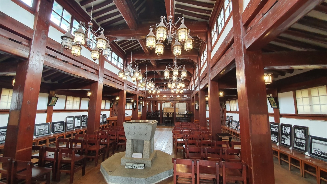 강화성공회 성당은 외부는 한옥 내부는 서양식 바실리카 양식을 가지고 있다. 의자, 세례대, 창문등 곳곳에서 세월의 흔적이 엿보인다.