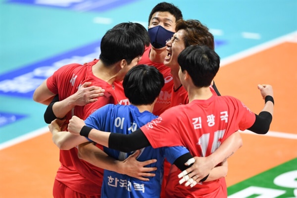  1일 오후 한국전력과의 V리그 남자부 준플레이오프서 득점 이후 기뻐하는 한국전력 선수들