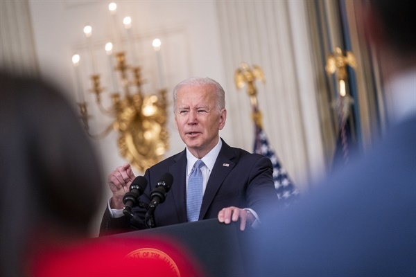 조 바이든 미국 대통령이 2022년 4월 1일 미국 워싱턴D.C. 백악관 스테이트 다이닝룸에서 3월 고용 현황 관련 발언을 하고 있다. 