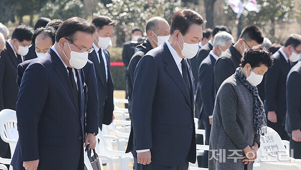3일 제주4.3희생자 추념식에 참석한 윤석열 대통령 당선인이 고개를 숙이고 있다.