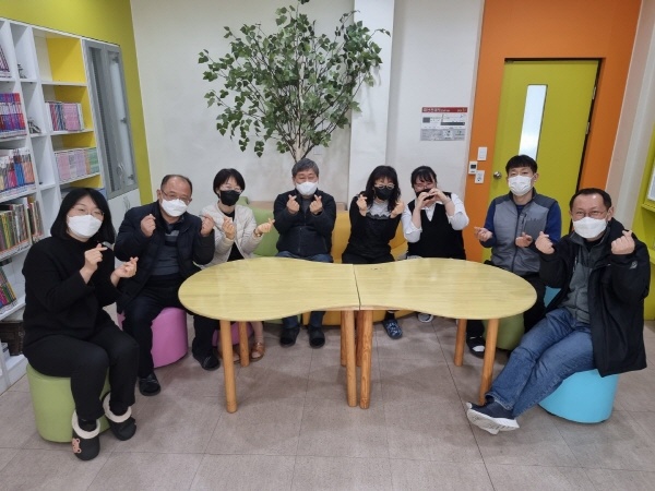 인천 최초의 특수학교이자, 유일의 청각·언어장애 교육기관인 '인천성동학교'는 장애가 불편을 너머 삶의 속박이 되지 않는 보통사람으로서의 평범한 삶을 위한 교육을 실천하고 있다. 사진은 인천성동학교 교직원들.