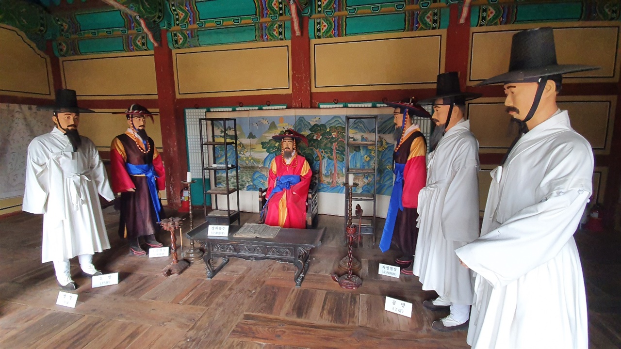 조선시대에 들어와 고려궁지의 옛터에는 강화유수부가 들어왔다. 동헌안에는 당시 유수부의 주요 구성원들을 마네킹으로 재현해 놓았다.