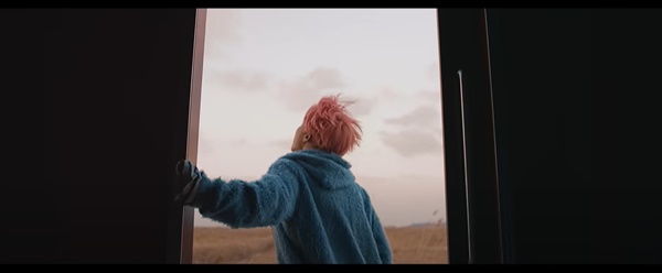  BTS '봄날' 뮤직비디오의 한 장면.