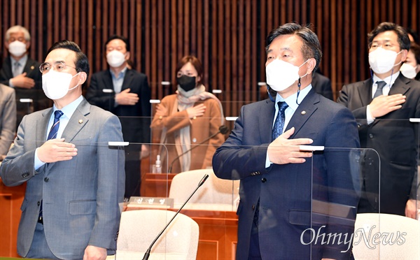 지난 5일 국회에서 열린 더불어민주당 의원총회에서 윤호중 비상대책위원장과 박홍근 원내대표와 참석자들이 국민의례를 하고 있다.