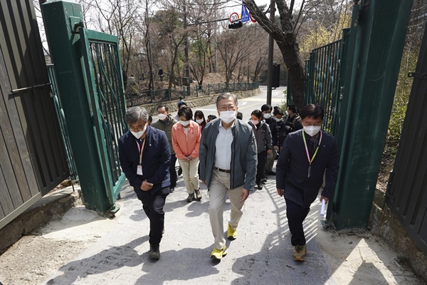 문재인 대통령이 5일 오후 서울 삼청공원 후문에서 북악산 남측 탐방로로 들어서고 있다. 청와대는 오는 6일 북악산 북측면의 1단계 개방이 이뤄진 지 1년 6개월 만에 남측면을 개방해 북악산 전 지역이 시민들에게 전면 개방된다고 밝혔다.