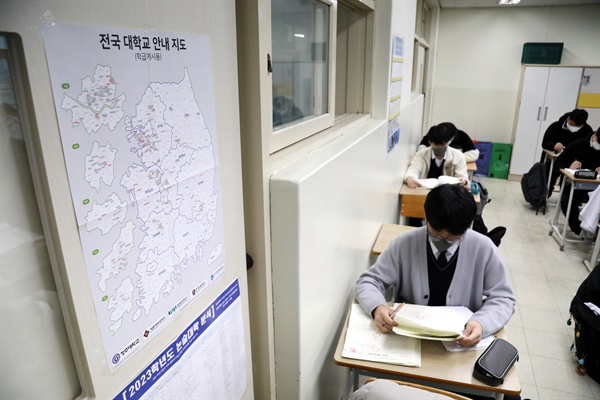 2022학년도 3월 고1·2·3 전국연합학력평가가 실시된 24일 오전 서울의 한 고등학교 3학년 교실에서 학생들이 시험 전 마지막 점검을 하고 있다.