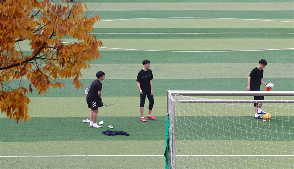 지난 2021년 11월 19일 대전의 한 학교 운동장에서 학생들이 체육활동을 하고 있다. 자료사진.
