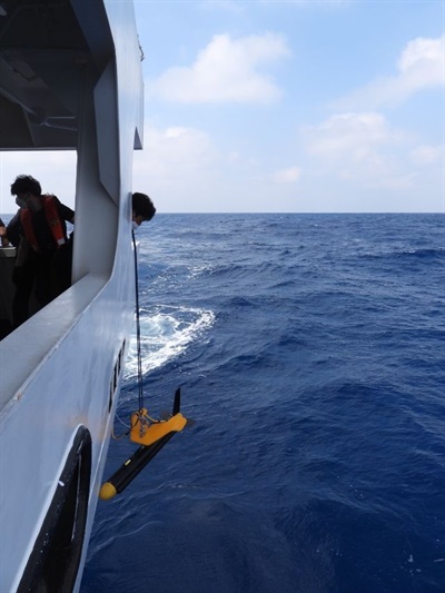 9일 오후 대만 해상에 도착한 우리 경비함 대원들이 실종 선박과 선원들에 대한 수색작업에 착수했다.