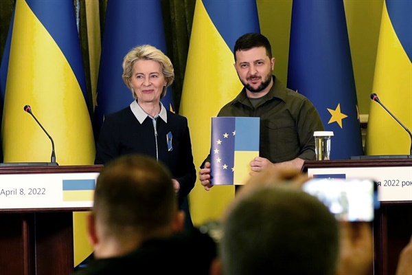 볼로디미르 젤렌스키 우크라이나 대통령(사진 오른쪽)이 4월 8일(현지시각) 우크라이나 키이우에서 우르줄라 폰데어라이엔 EU 집행위원장으로부터 유럽연합 가입 신청을 검토하기 위한 설문지를 받고 있다.