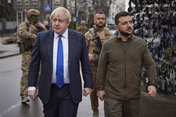 볼로디미르 젤렌스키 우크라이나 대통령(사진 오른쪽)과 보리스 존슨 영국 총리가 4월 9일(현지시각) 우크라이나 키이우 시내에서 회담을 하는 동안 걷고 있다.