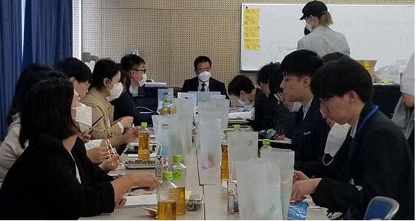           韓国語能力試験（トピック）の前に、京都韓国教育センターのイ・ヨンフン所長が監督者に注意事項を説明します。