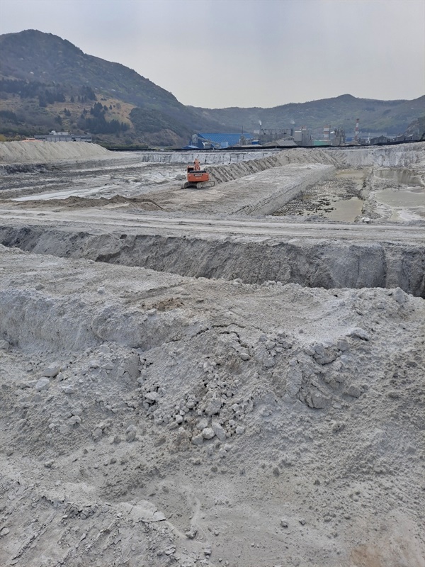 남해화학 인산석고 적치장이다. 이곳에는 약 2,000만 톤의 인산석고 폐기물이 쌓여 있다.