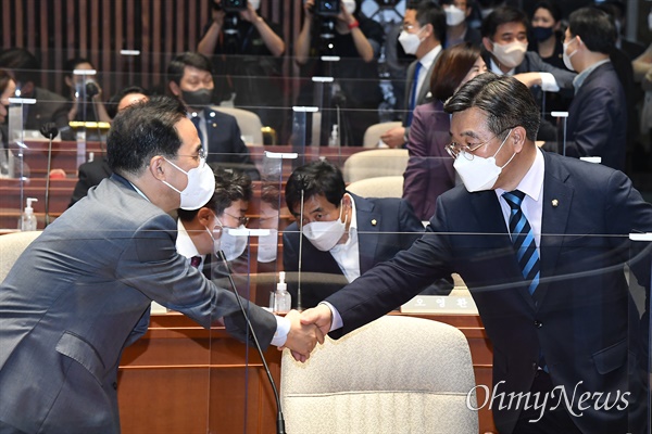 더불어민주당 윤호중 공동비상대책위원장(오른쪽)과 박홍근 원내대표가 12일 서울 여의도 국회에서 열린 의원총회에서 인사를 하고 있다.
