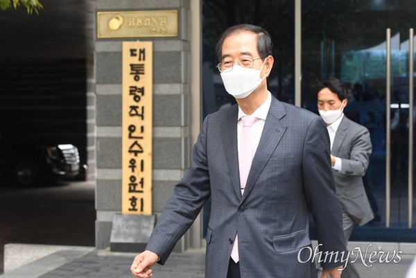 한덕수 국무총리 후보자가 지난 14일 오후 서울 종로구 통의동 대통령직인수위원회 사무실을 나서고 있다.