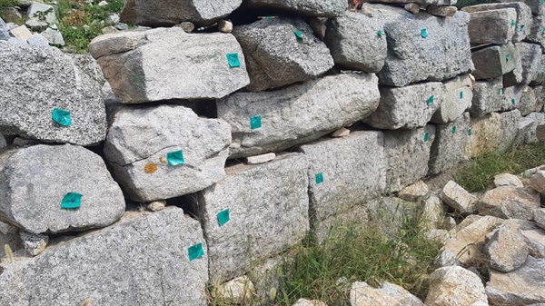2019년, 복원 공사를 위해 성벽 돌마다 번호표를 붙여 놓았습니다.