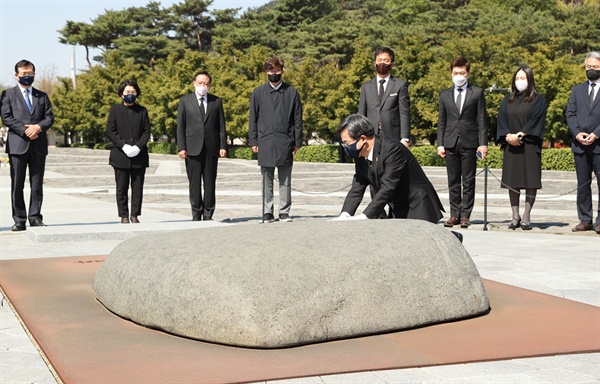 17일 오전 경남 김해시 봉하마을 노 전 대통령 묘를 참배하고 있는 김동연 후보