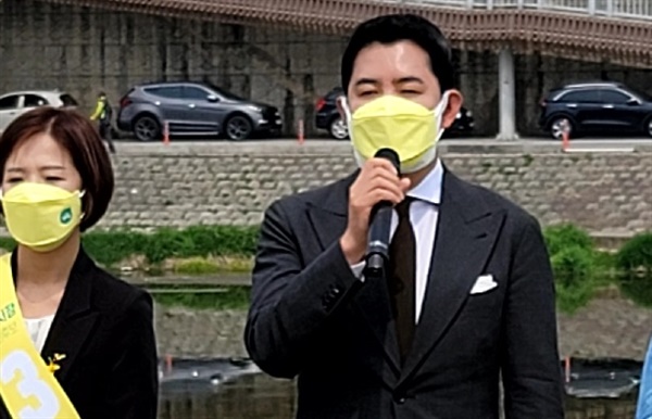 박창진 정의당 부대표가 임 후보 출마 기자회견에 참석해 지지를 호소하고 있다