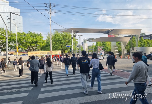 19일 오후 경북대 북문 앞에서 학생들이 횡단보도를 건너고 있는 모습.