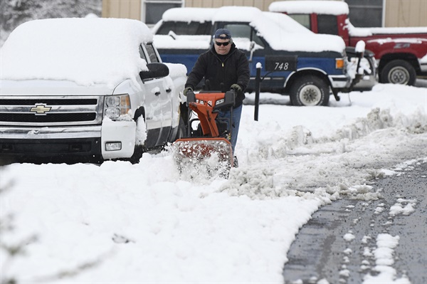 지난 19일 미국 펜실베이니아주 와이오밍 카운티를 강타한 봄 눈폭풍으로 인해 수천 가구의 전기가 끊기고 일부 지역에서는 최대 15cm까지 눈이 내렸다. 