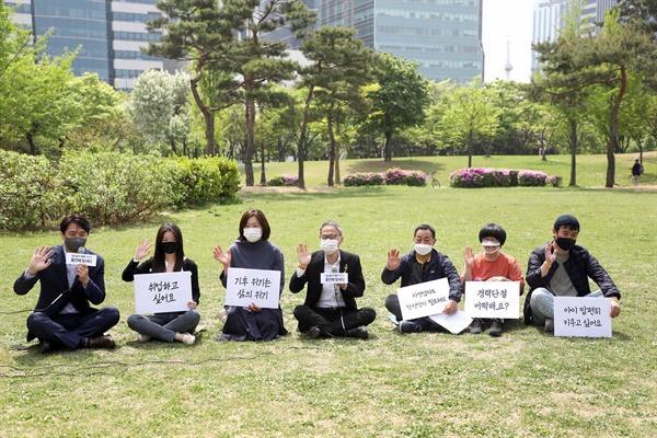 더불어민주당 박주민 의원이 24일 서울 여의도공원에서 기자회견을 열고 6·1 지방선거 서울특별시장 출마를 선언한 뒤 지지자들과 함께 기념촬영을 하고 있다. 